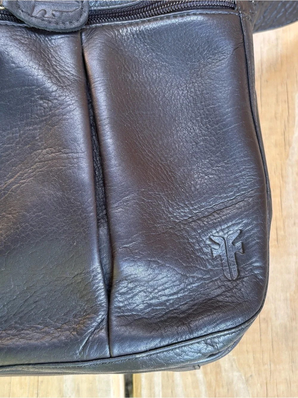 Frye compact black